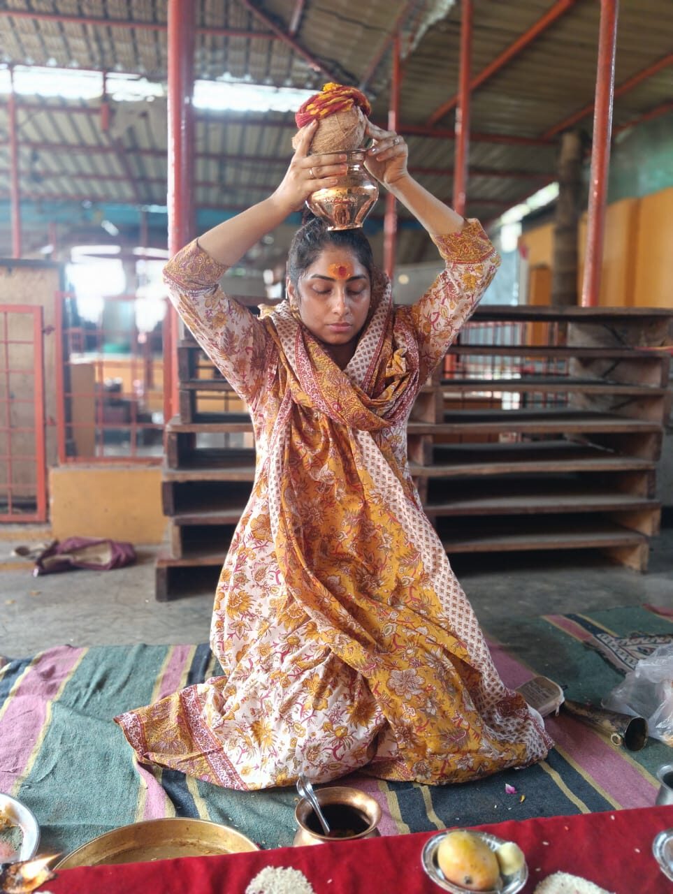 शुभ कार्य के लिए सजाया गया पूजा स्थान